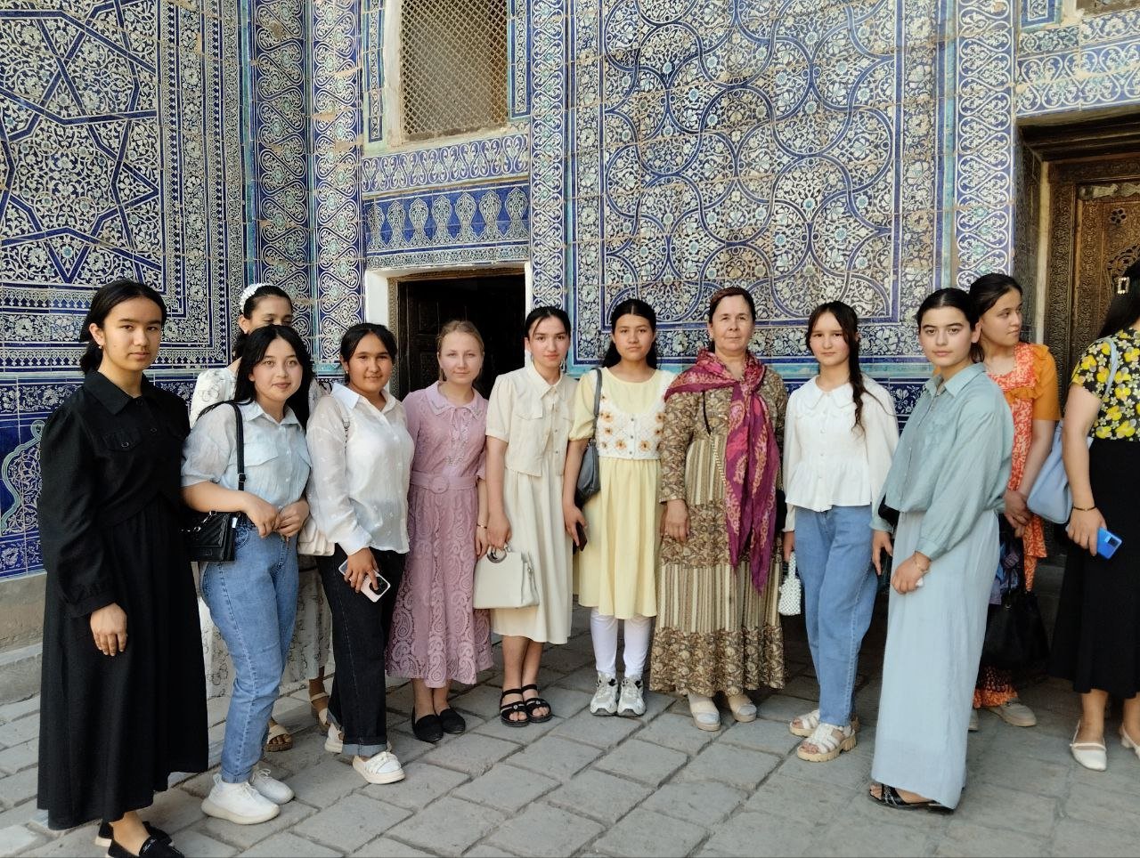 18 maktab o'quvchilari sayohatda